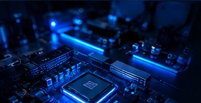 Detalhe de placa eletrônica e componentes de computador